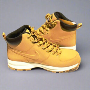 Nike Manoa leather hiking boots for men size 9 us